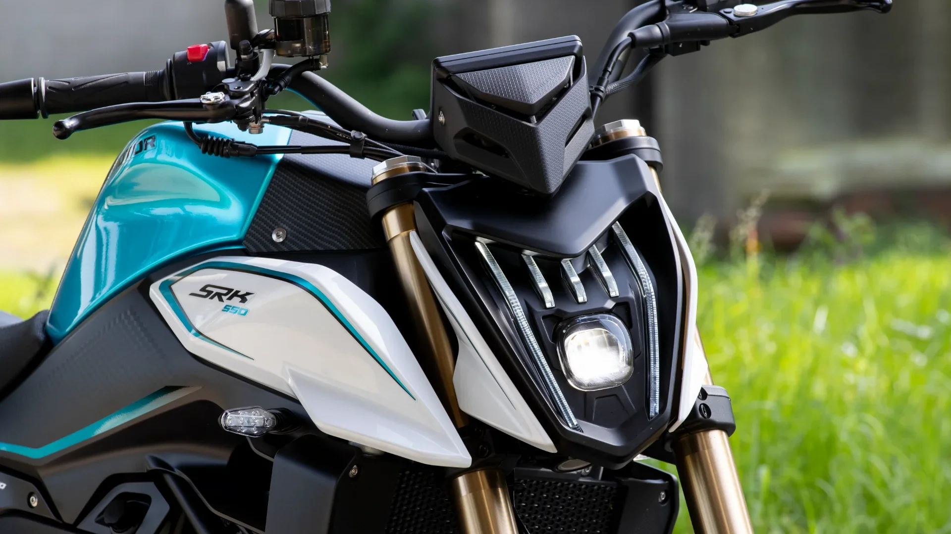 Qjmotor SRK 550 action