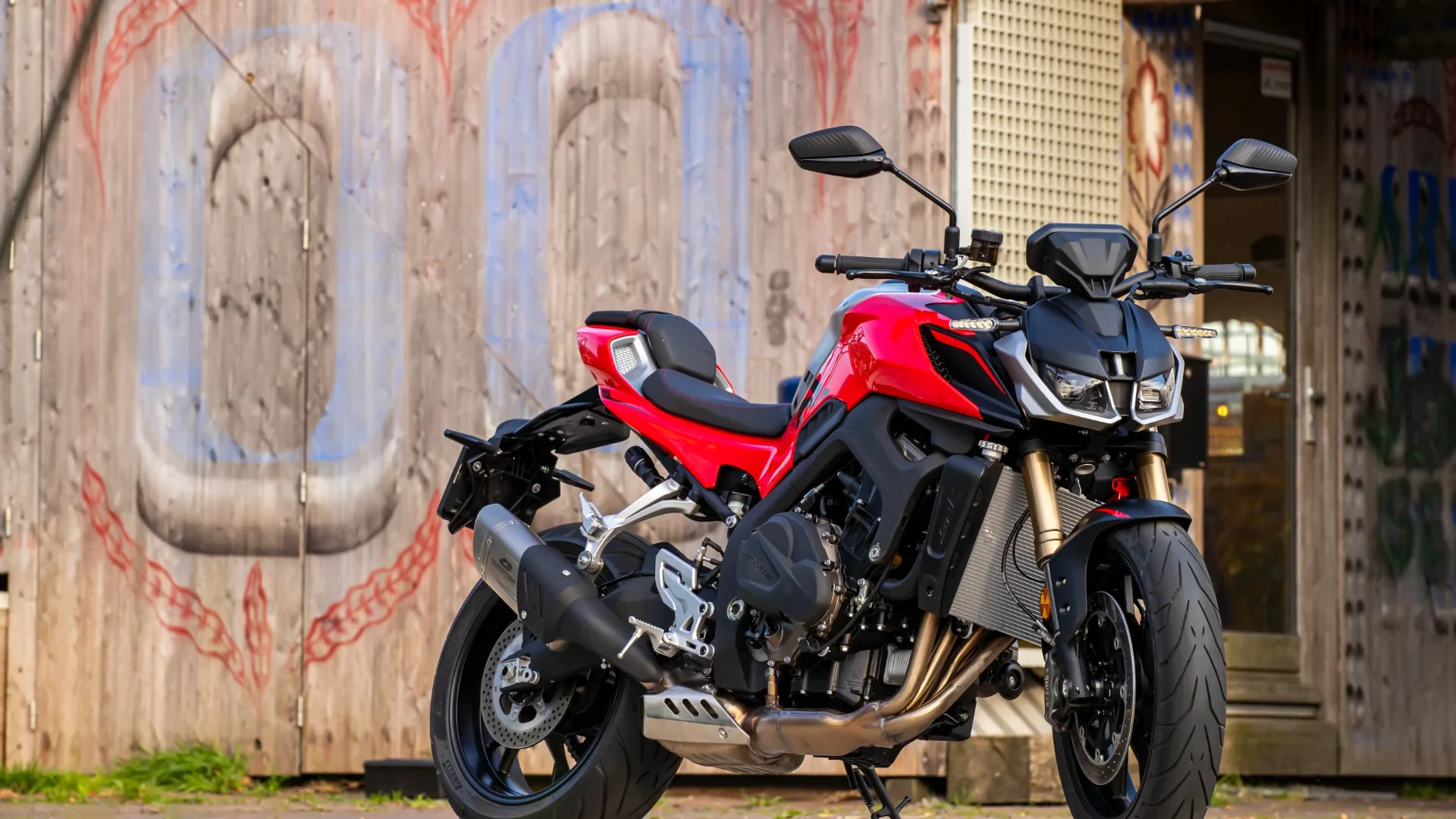Qjmotor SRK 800 action