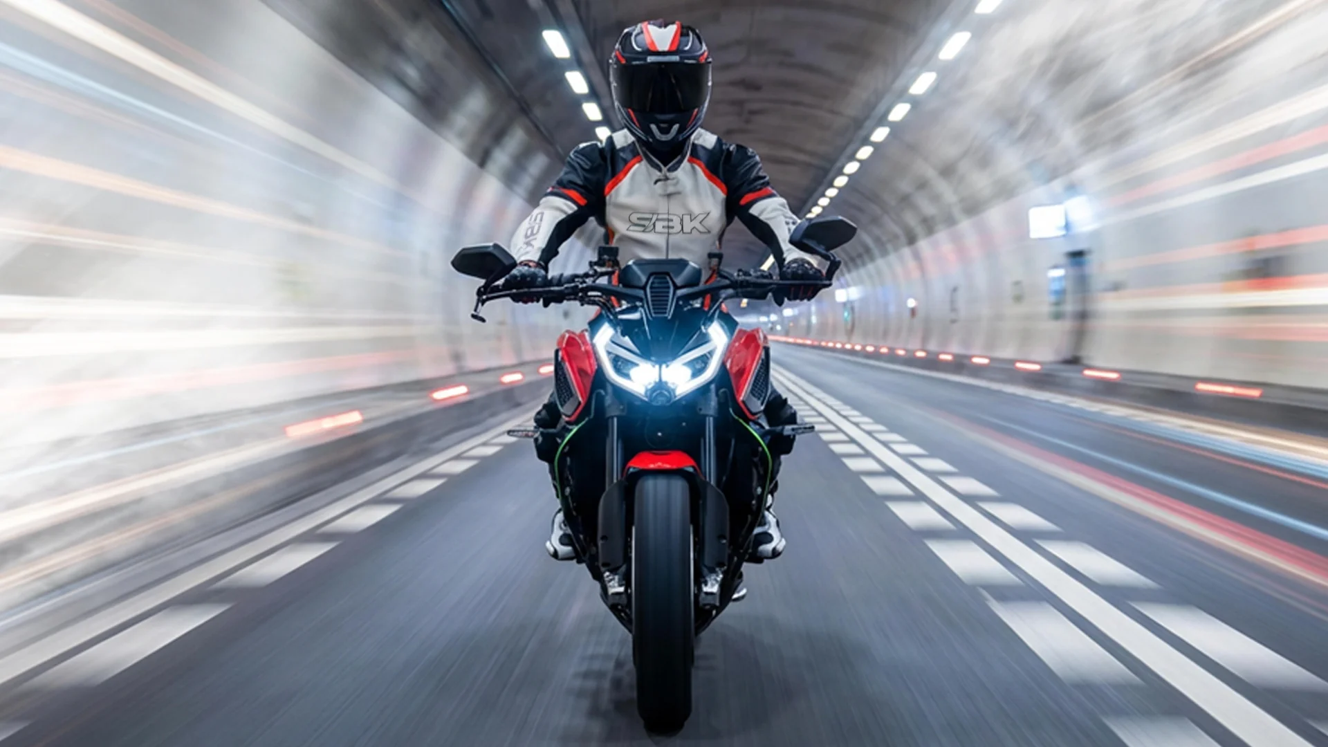 Qjmotor SRK 921 action