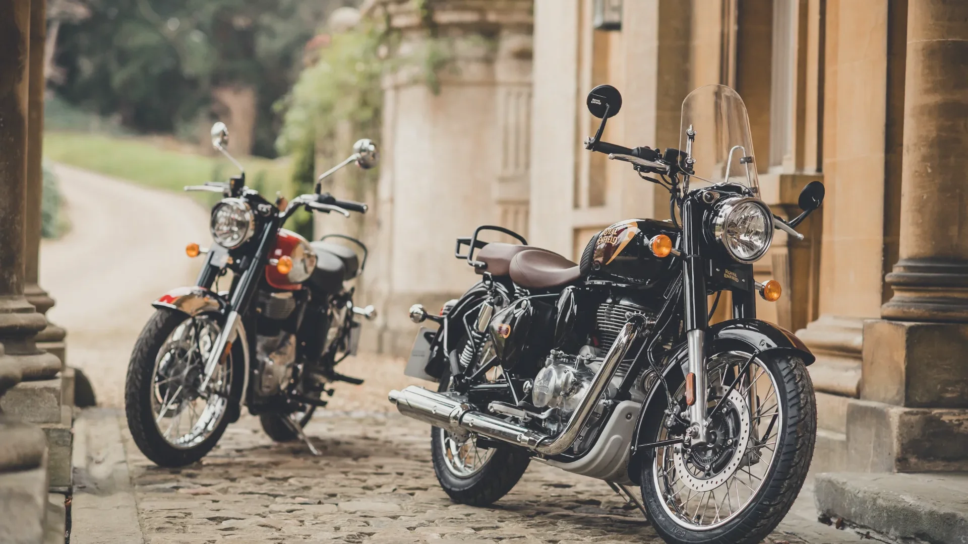 Royal-Enfield CLASSIC 350 action