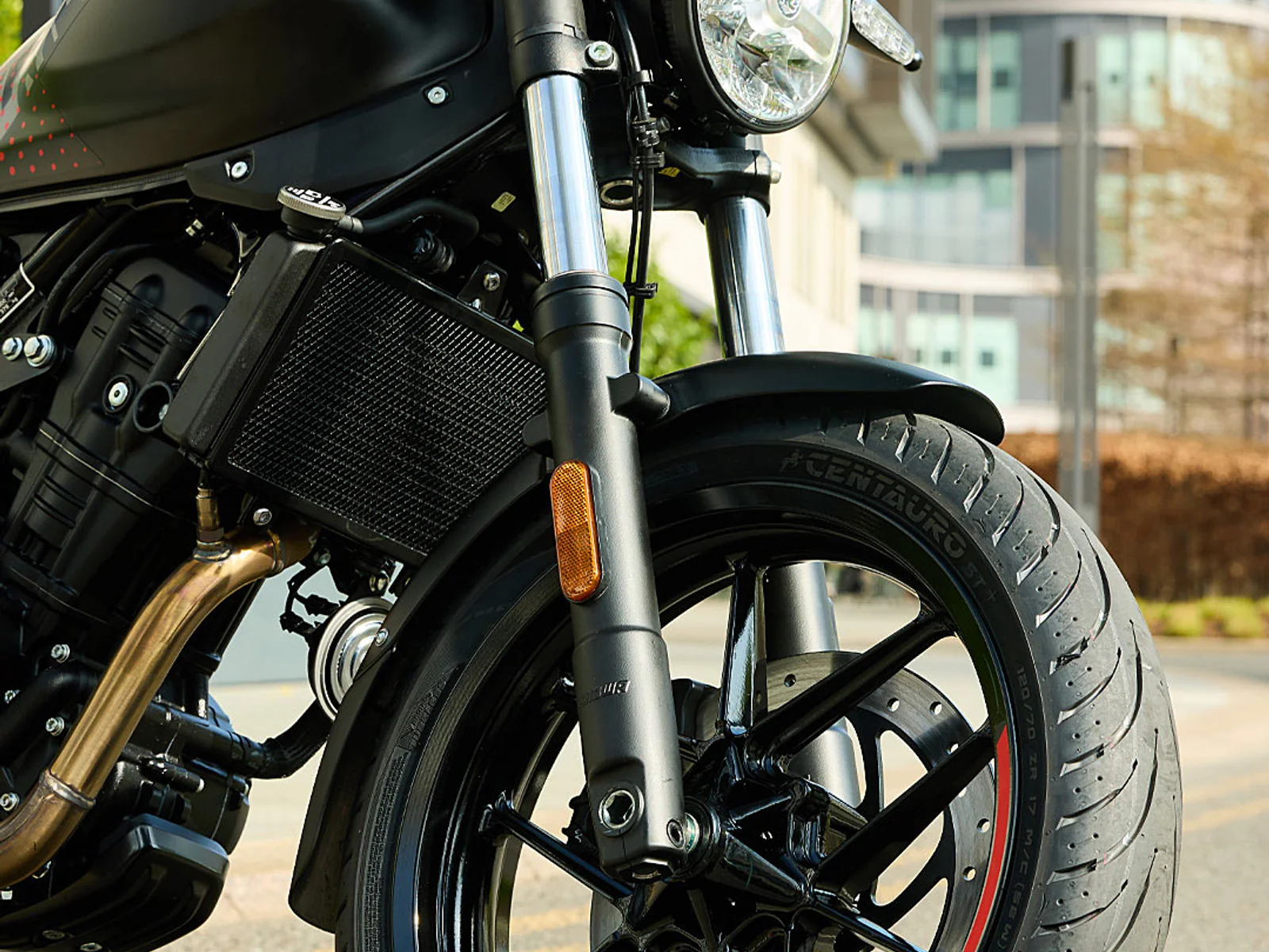 Royal-Enfield GUERRILLA 450 APEX foto 12