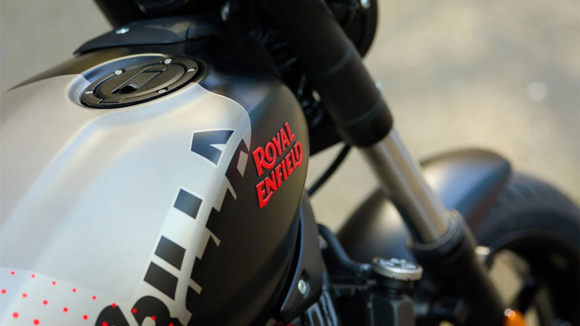 Royal-Enfield GUERRILLA 450 APEX action
