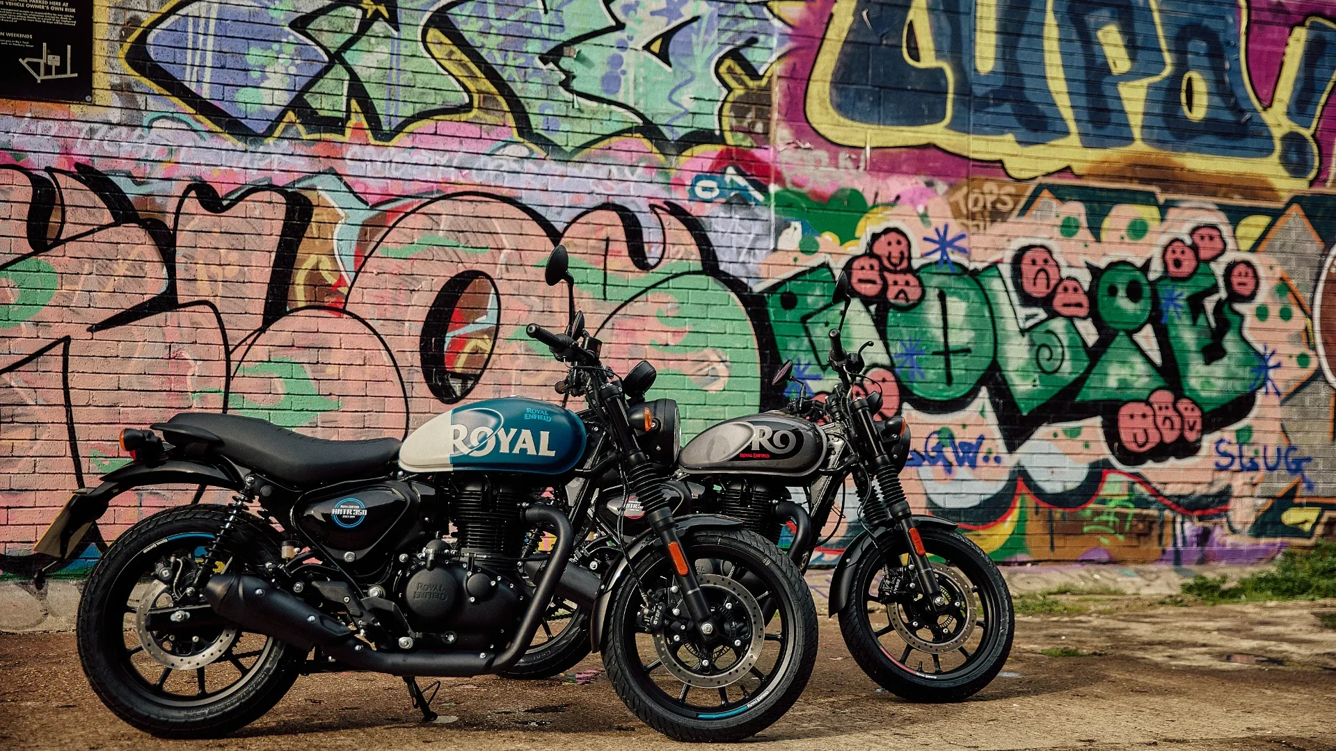 Royal-Enfield HNTR 350 action