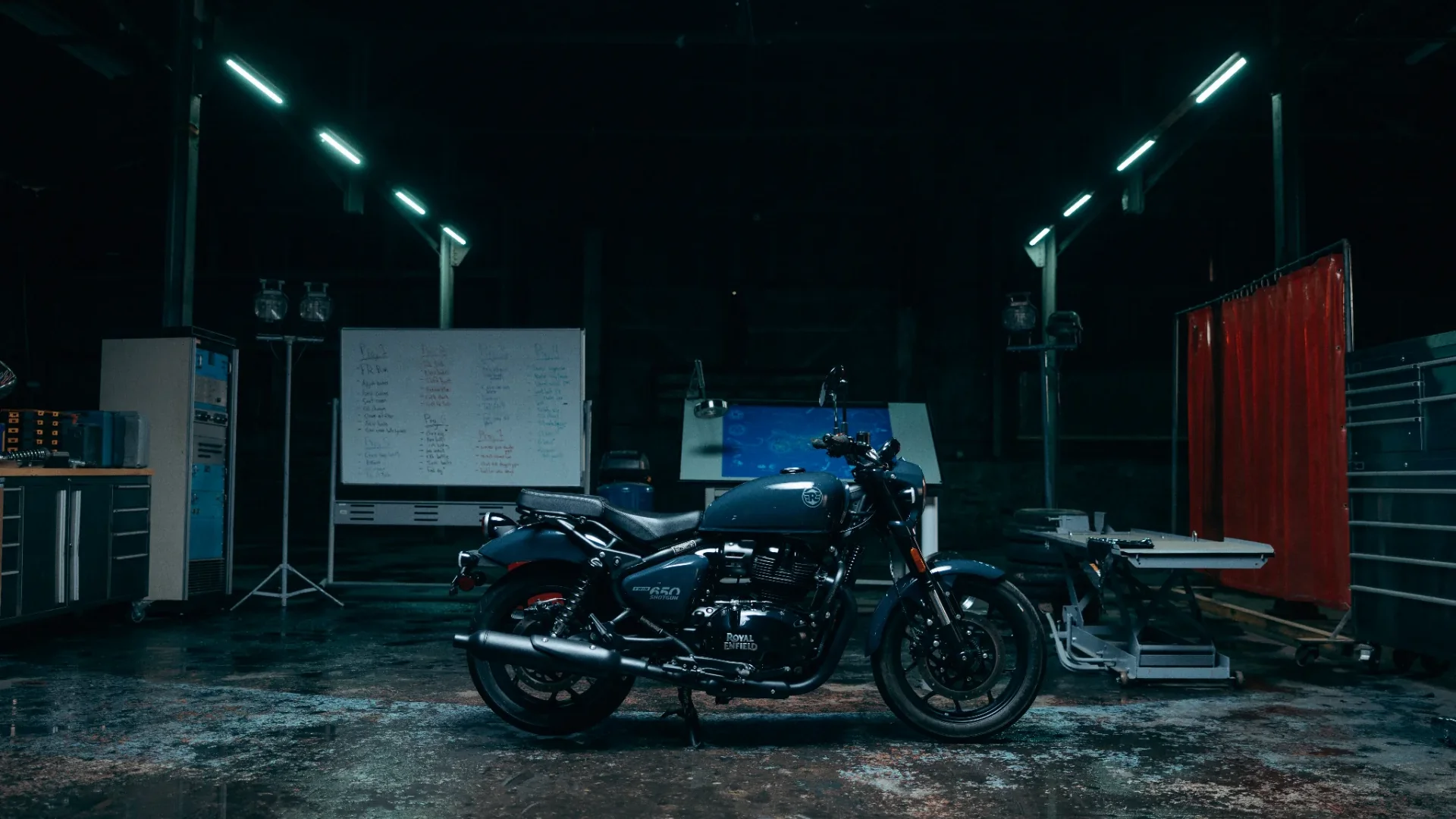 Royal-Enfield SHOTGUN 650 action