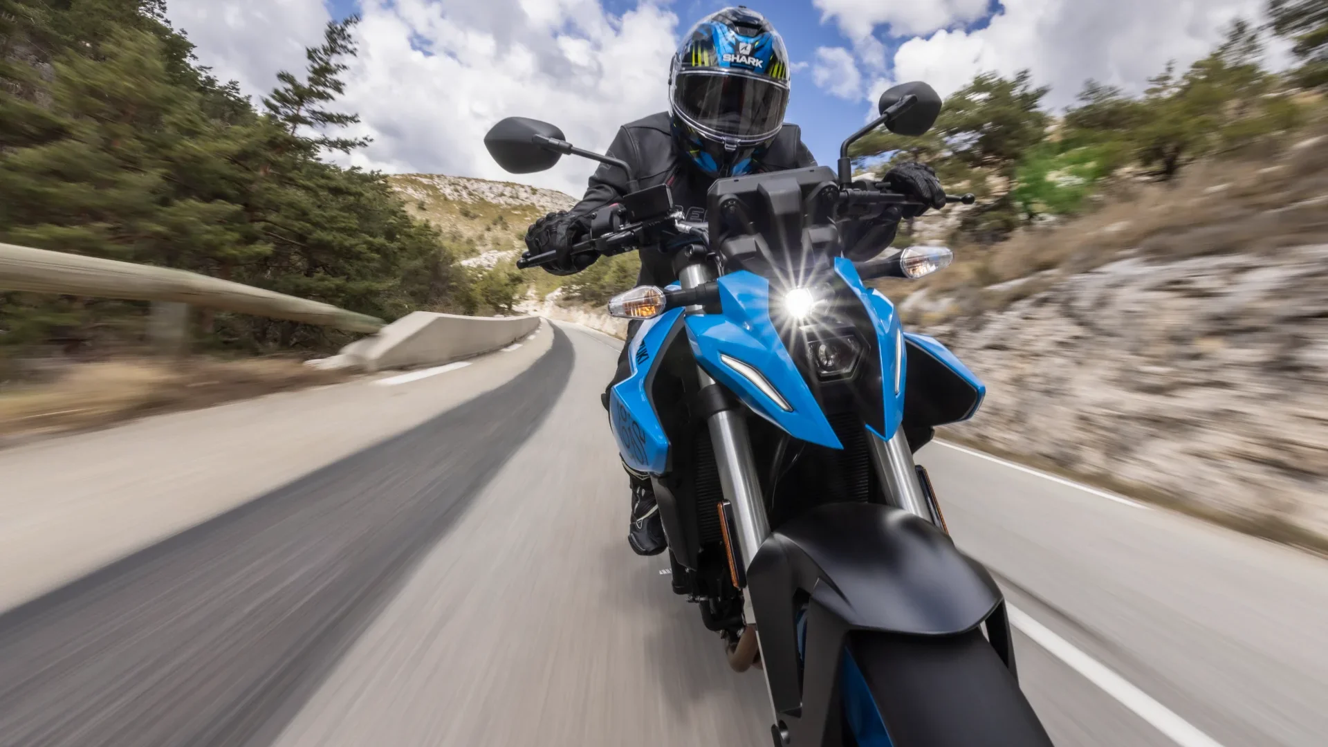 Suzuki GSX-8S action
