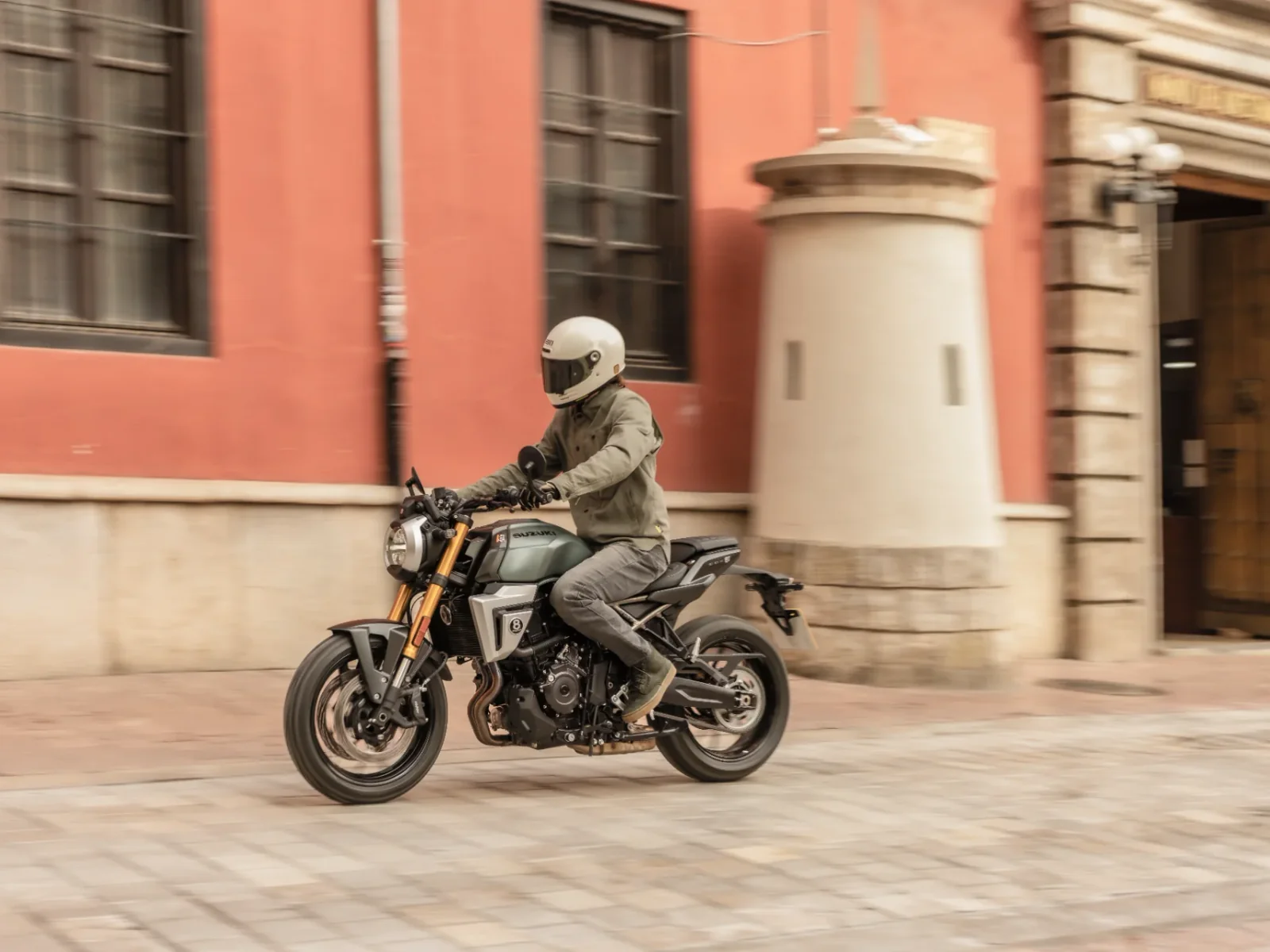 Suzuki GSX-8T foto 10