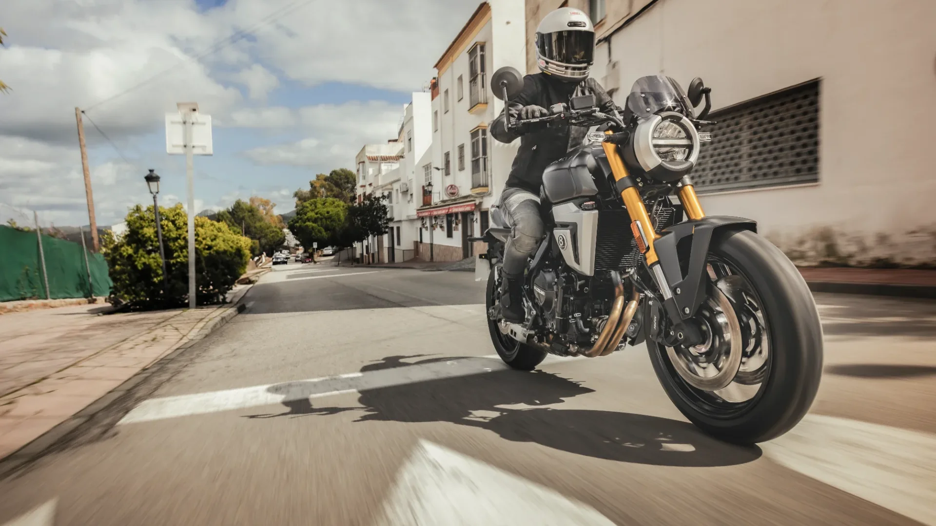 Suzuki GSX-8T action