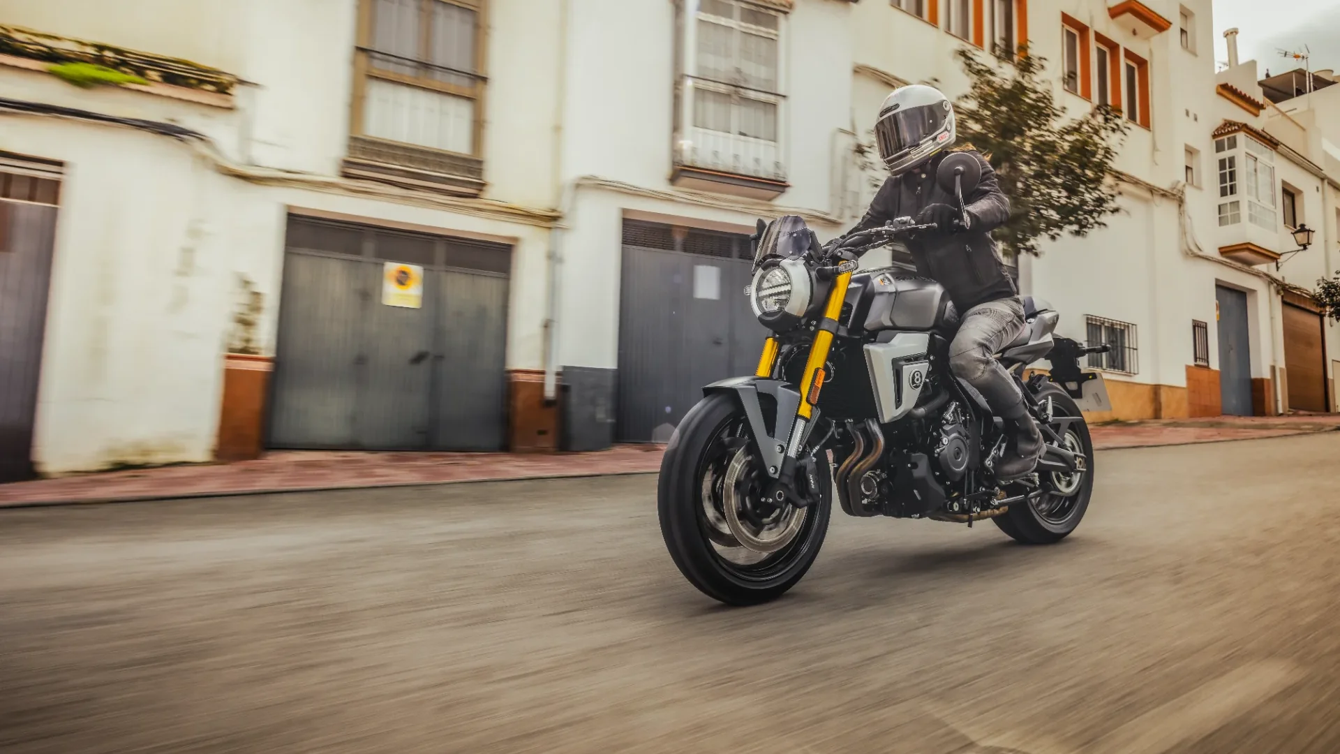 Suzuki GSX-8TT action